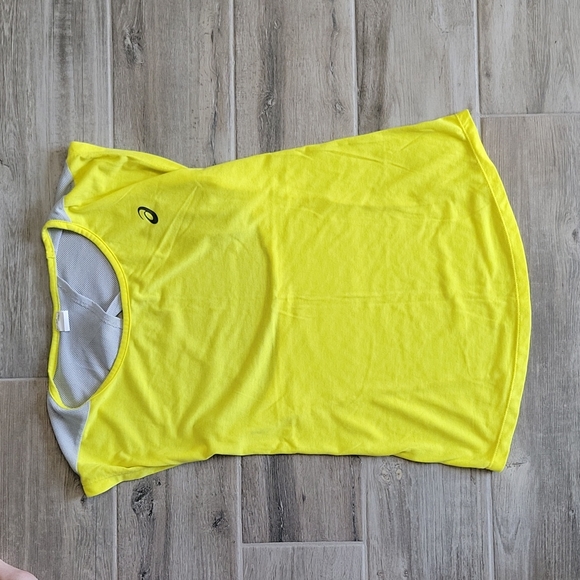 Bundle 4 workout tank tops. (3) Asics, (1) Layer 8 - Picture 4 of 11